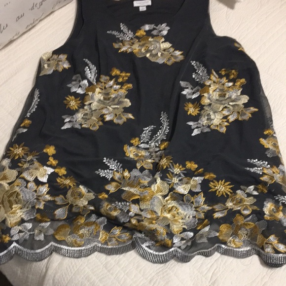 Beautiful Dark Grey Embroidered Top Size 1X - Picture 6 of 10